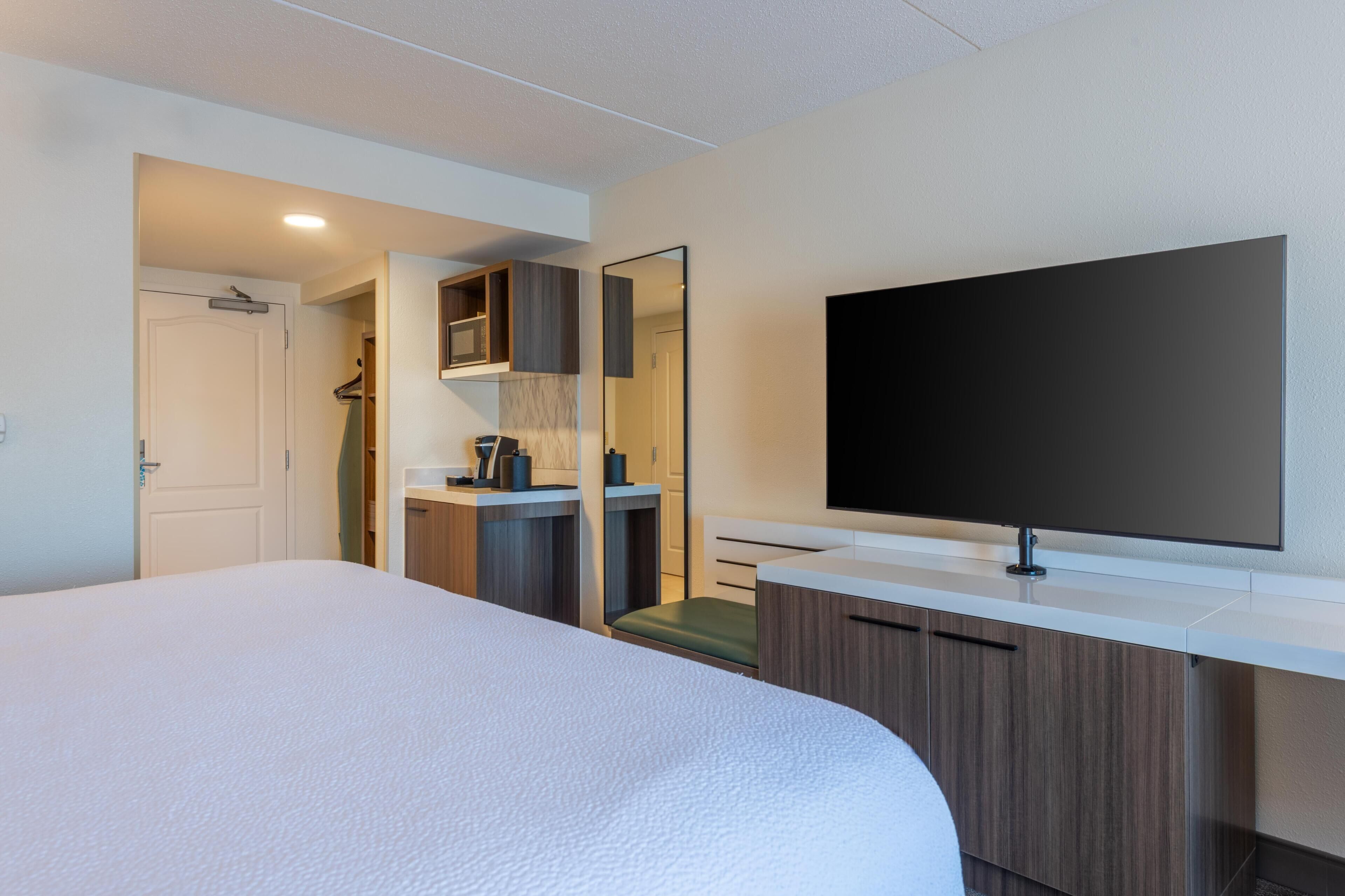 Meja, seterika/papan seterika, katil bayi/kot (percuma) 