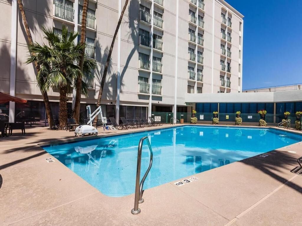 Hồ bơi | Hồ bơi ngoài trời, mở cửa từ 7:00 đến 22:00, ghế dài tắm nắng 