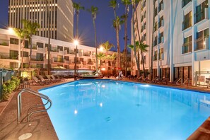 Outdoor pool, open 7 AM to 10 PM, sun loungers - DoubleTree by Hilton Phoenix Midtown (Phoenix)