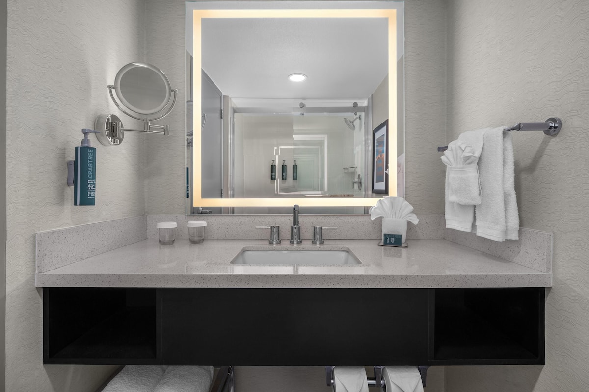 Combined shower/tub, rainfall showerhead, free toiletries, hair dryer