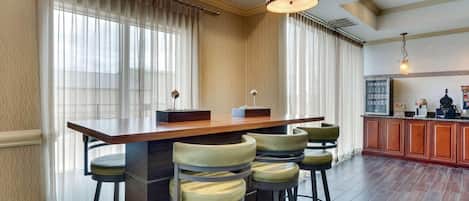 含每日吃到飽早餐