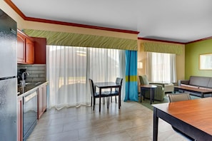 Suite, 1 Tempat Tidur King dengan tempat tidur Sofa, Bebas Asap Rokok | 1 kamar tidur, seprai premium, dan selimut bulu angsa