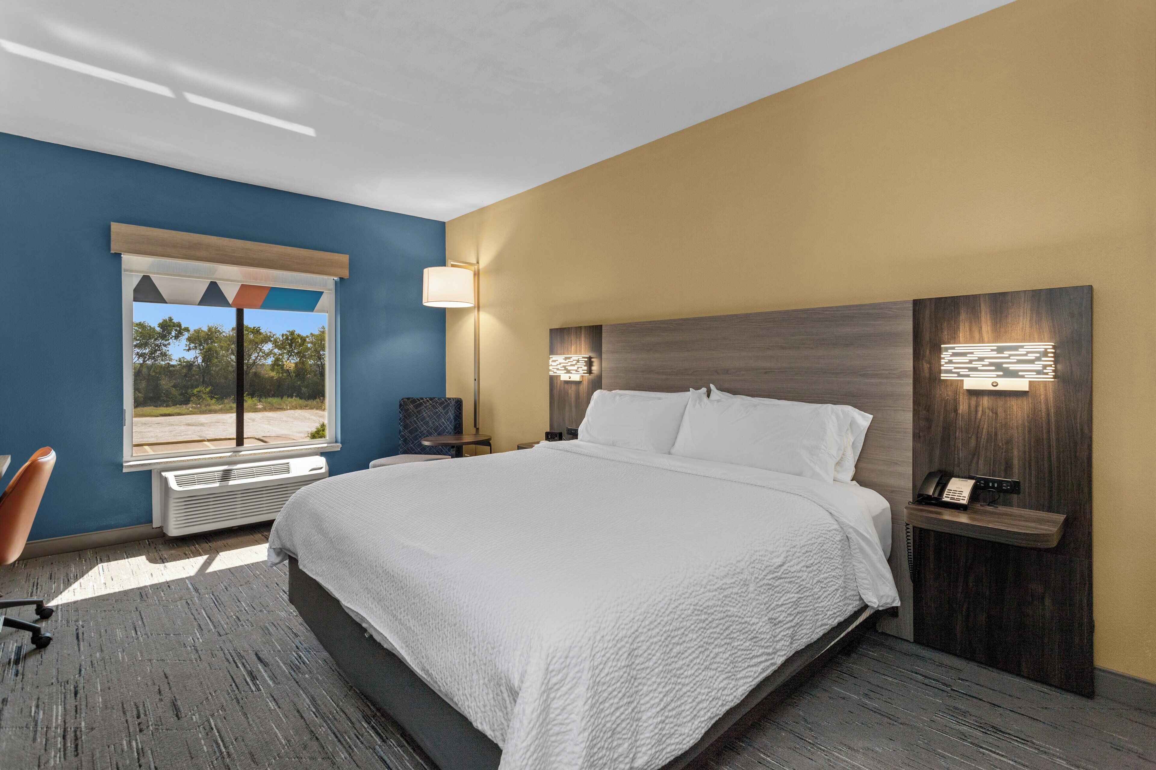 标准房, 1 张特大床, 无障碍 (Mobil Tran Shwr) | 客房内保险箱、办公桌、熨斗/熨衣板、免费婴儿床