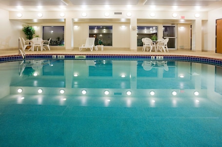 Una piscina techada. Holiday Inn Express & Suites Yankton by IHG