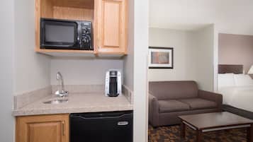 Suite, Multiple Beds | Desk, iron/ironing board, cribs (free), rollaway beds (surcharge)