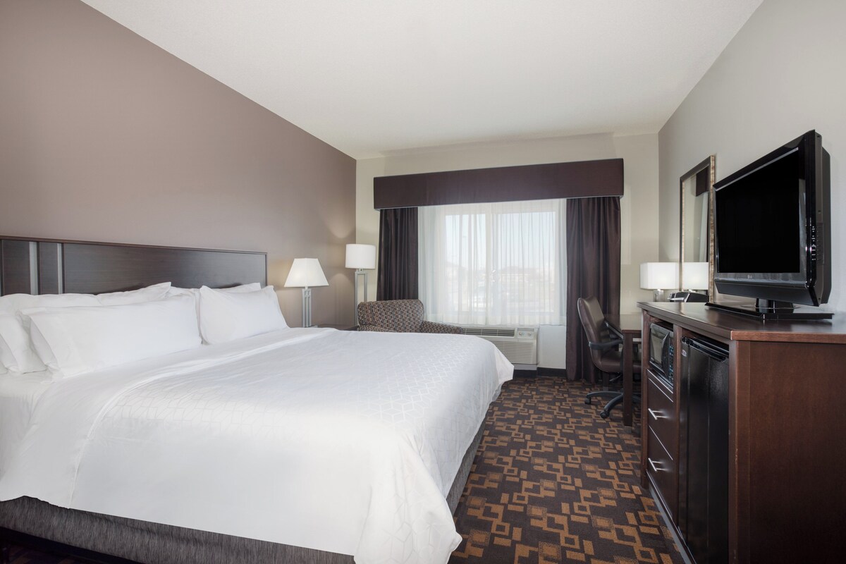 Standard Room, 1 King Bed, Accessible (Comm, Mobil, Roll-In Shower)