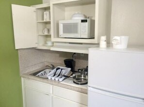 Deluxe Room, 2 Double Beds, Non Smoking, Kitchenette | Private kitchen | Fridge, microwave, stovetop, coffee/tea maker