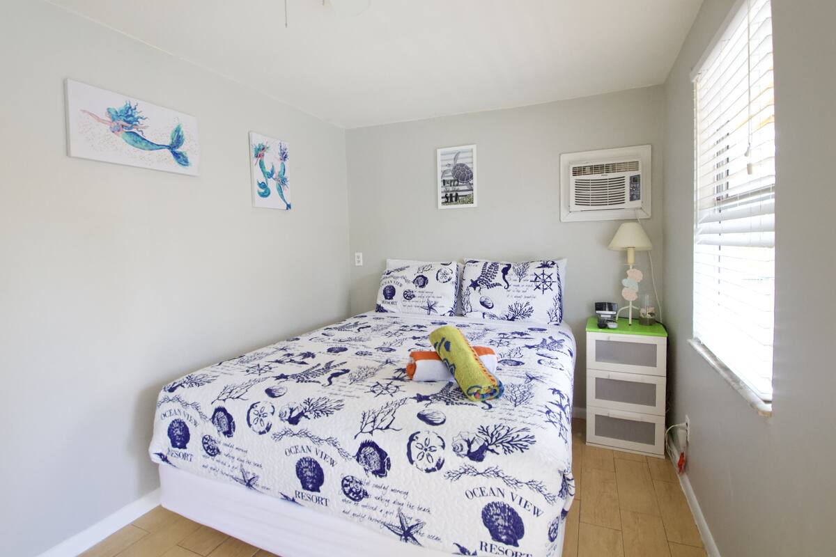 Room, 1 Queen Bed (The New Bedford)