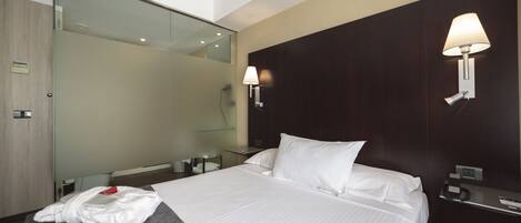 Zimmersafe, Schreibtisch, Verdunkelungsvorhänge, Bügeleisen/Bügelbrett