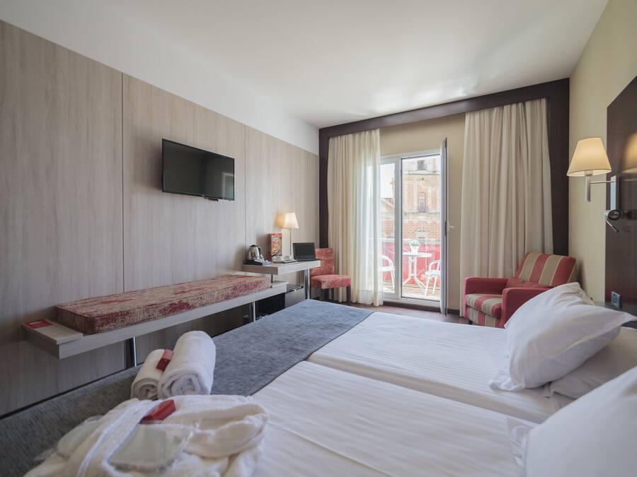 Een kluis op de kamer, een bureau, verduisterende gordijnen