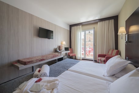 Caja de seguridad en la habitación, escritorio y cortinas blackout . Hotel Salymar