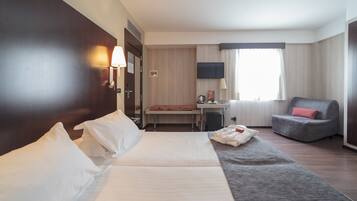 Caja de seguridad en la habitación, escritorio y cortinas blackout