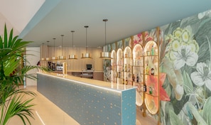 2 bars/lounges