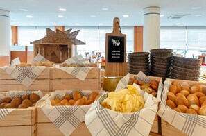 Se sirven desayunos y cocina internacional, con vista a la piscina 