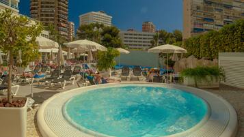 Bañera de hidromasaje al aire libre