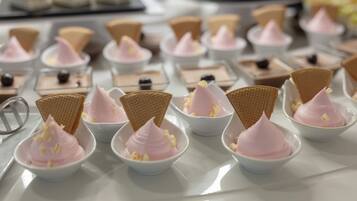 Se sirven desayunos y cocina internacional (con vistas a la piscina)