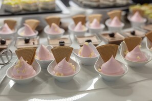 Aamiainen ja lounas; kansainvälinen keittiö, näkymät uima-altaalle 