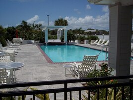 Piscina externa, guarda-sóis, espreguiçadeiras