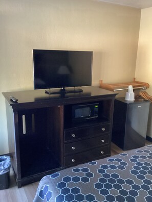 A room with a bed, a TV on a cabinet, a microwave, and a small refrigerator. - Town House Motel Chico (Chico)