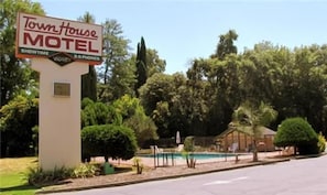 A motel sign with the name 'Townhouse Motel' and mentions 'Showtime' and 'B&B Prices'. - Town House Motel Chico (Chico)