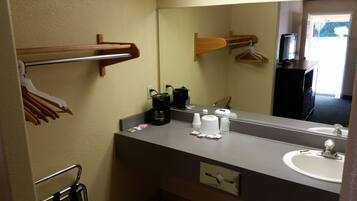 Een bad/douchecombinatie, een hydromassagedouche, gratis toiletartikelen