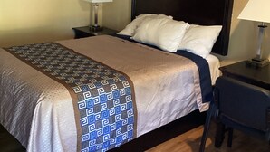A hotel room with a bed, bedside tables, and a chair. - Town House Motel Chico (Chico)