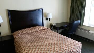 Kamer, 1 queensize bed | Woonruimte | Een 30-inch televisie met kabelzenders