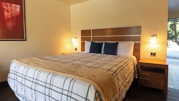 Habitación Deluxe, 1 cama King size, junto a la alberca | Caja de seguridad en la habitación y escritorio