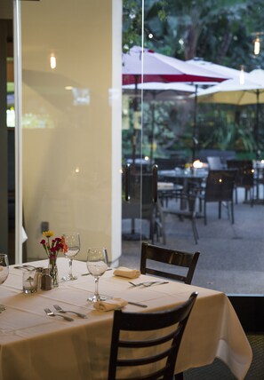 Frühstück, Mittagessen, Abendessen, Blick auf den Pool 