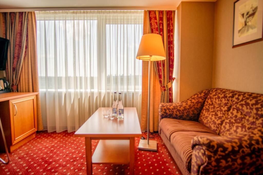 premium room, 1 queen bed | 1 bedroom, hypo-allergenic bedding, minibar, in-room safe