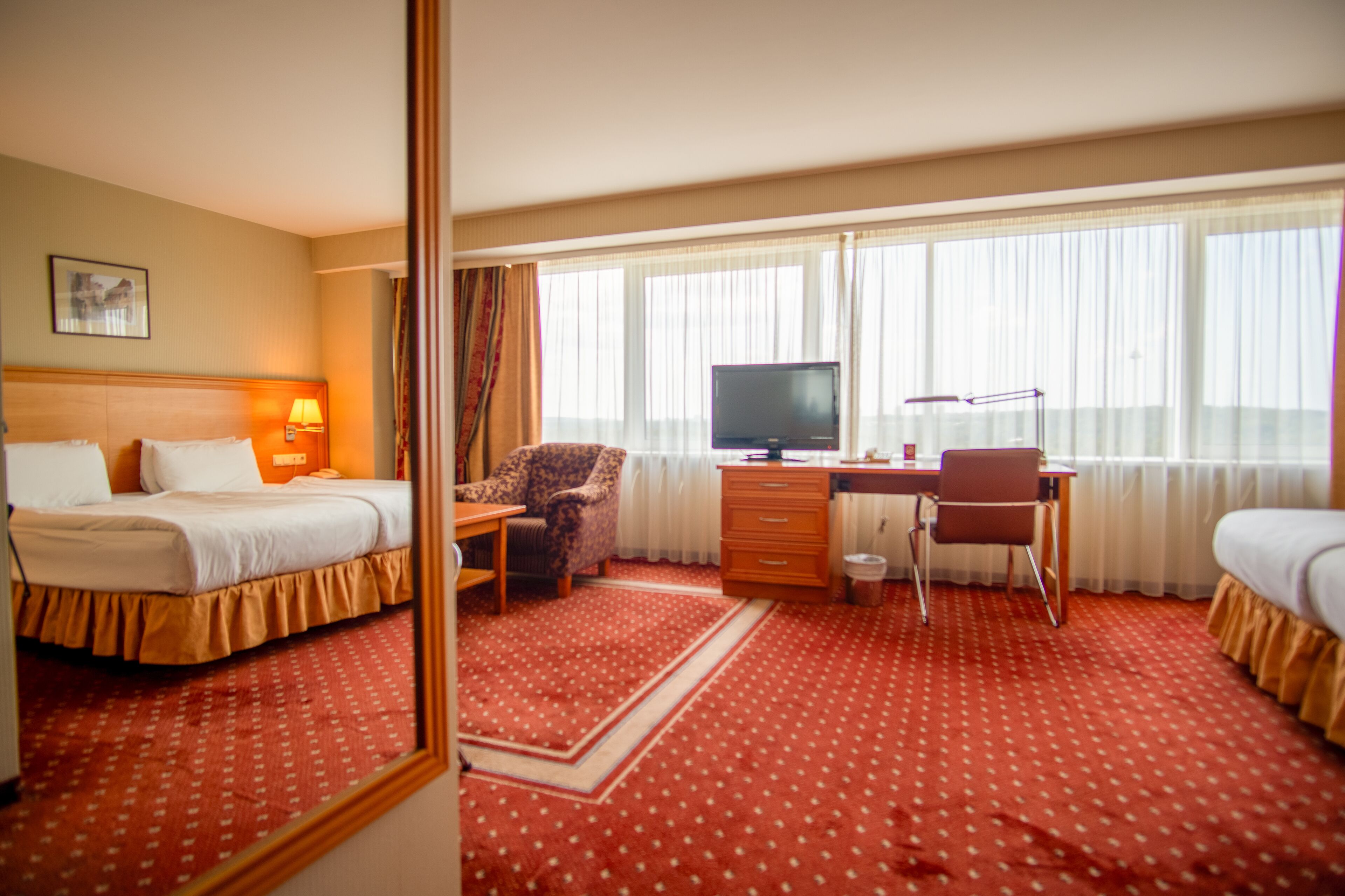 business room, 1 king bed, non smoking | 1 bedroom, hypo-allergenic bedding, minibar, in-room safe