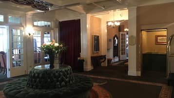Coin salon dans le hall