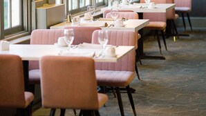 朝食、ランチ、ディナーに営業