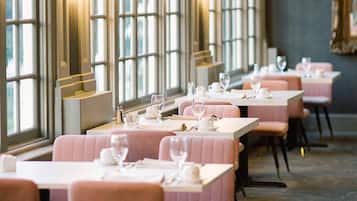 Petit déjeuner, déjeuner et dîner servis sur place, vue sur le jardin