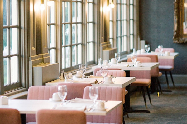 Serveert ontbijt, lunch, diner, tuinzicht