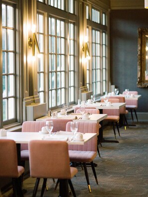 Petit-déjeuner, déjeuner et dîner servis sur place, vue sur le jardin