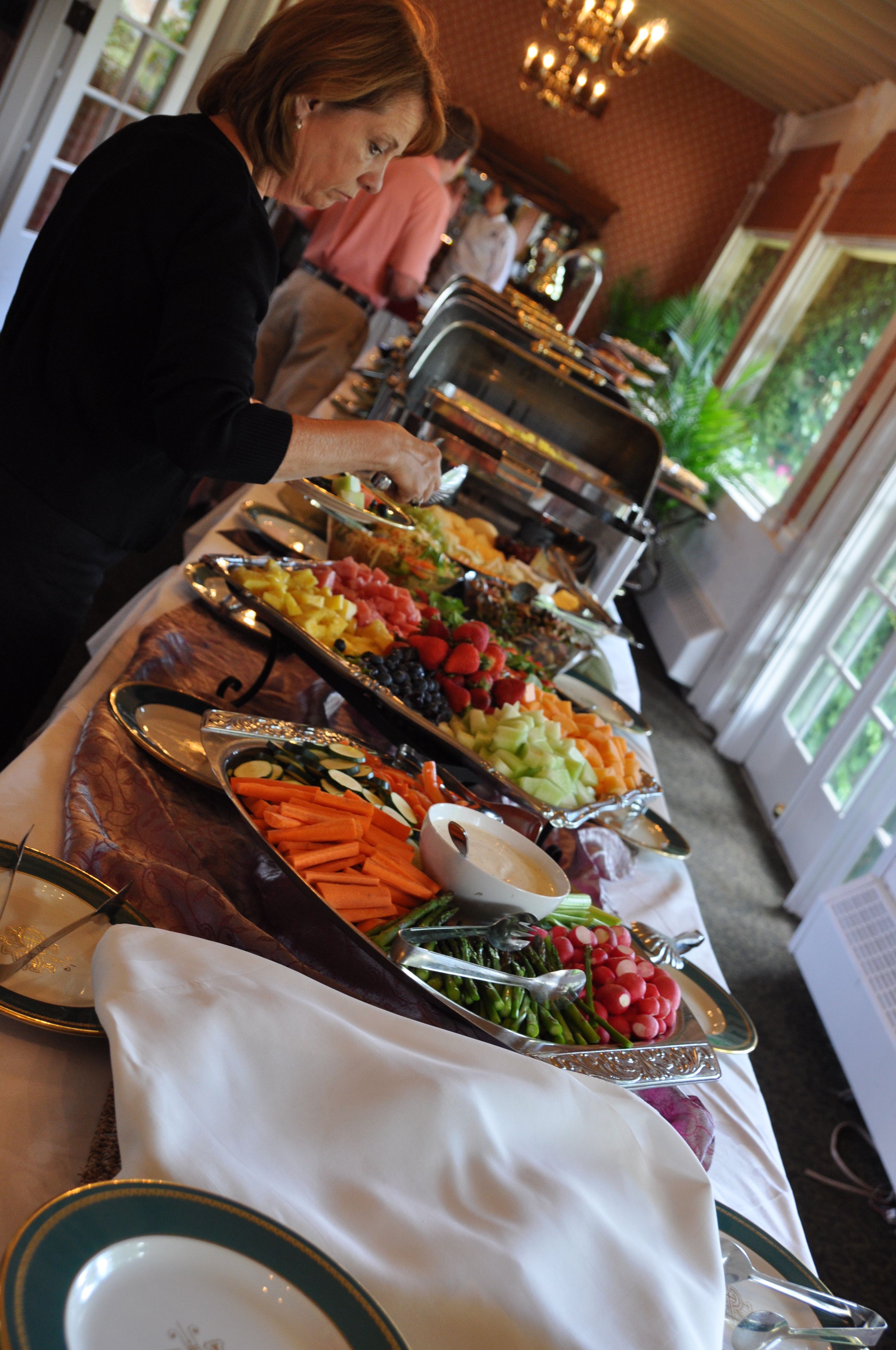 En buffet med forskellige retter og bestik.