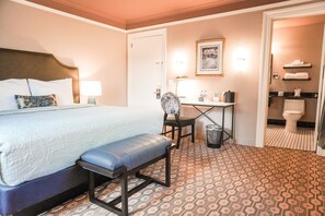 Desk, blackout drapes, iron/ironing board, WiFi (free) - Columbia Gorge Hotel and Spa (Hood River)