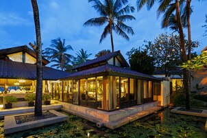 Se sirven almuerzos y cenas; cocina internacional; con vista a la playa