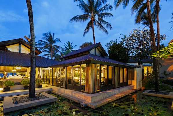 Lunch, dinner served; international cuisine, beach views - Impiana Beachfront Resort Patong, Phuket (Patong)