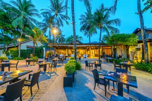 Lunch, dinner served; international cuisine, beach views 