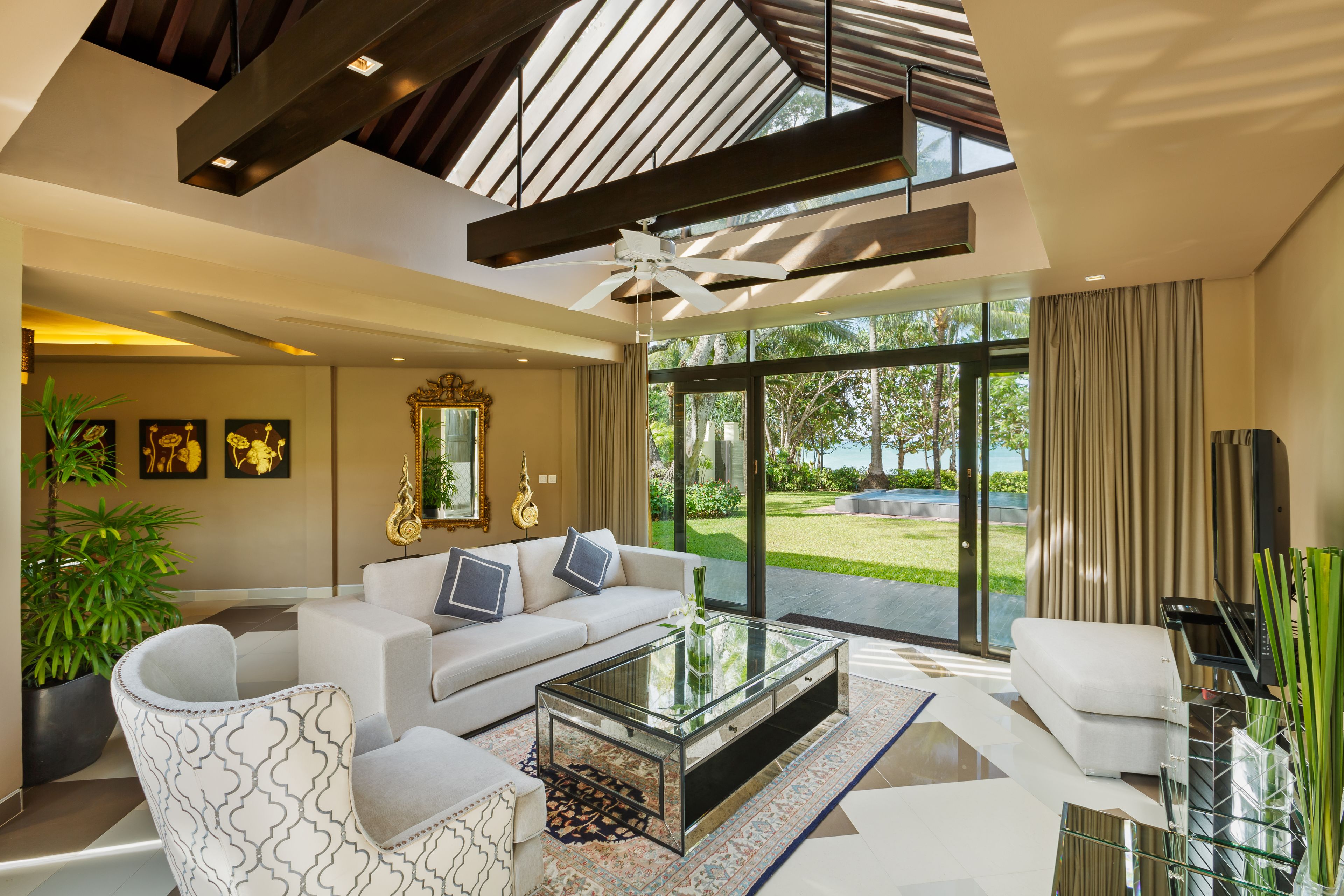 Royal Villa | Vardagsrum | LCD-tv och dvd-spelare