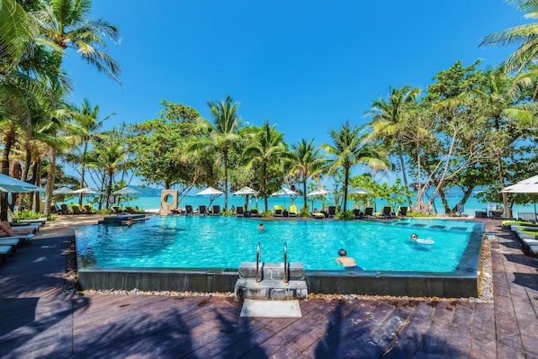 Piscine extérieure, parasols de plage