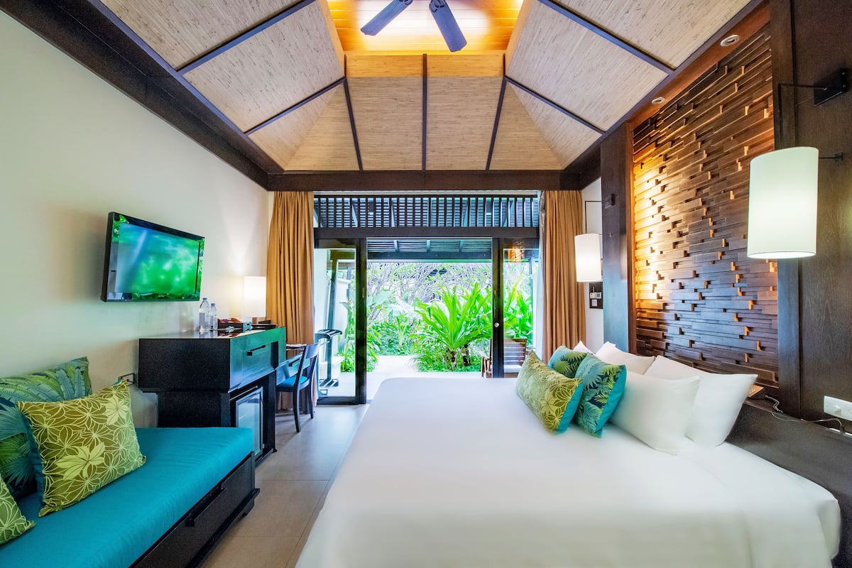 Superior Room, 1 Bedroom | In-room safe, desk, blackout drapes, iron/ironing board