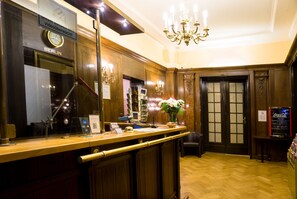 ฝ่ายต้อนรับ