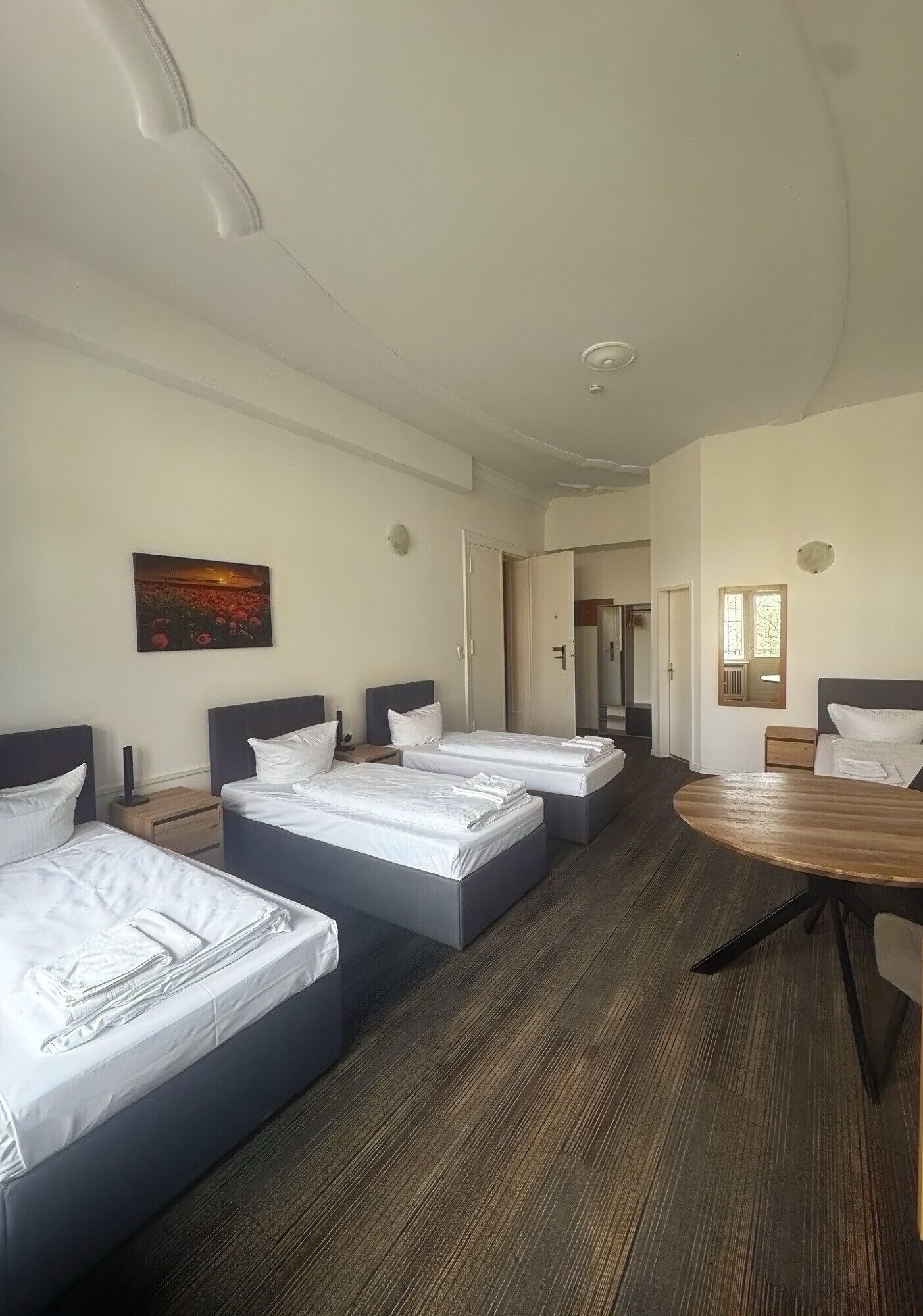 Caja de seguridad en la habitación, escritorio y cunas 