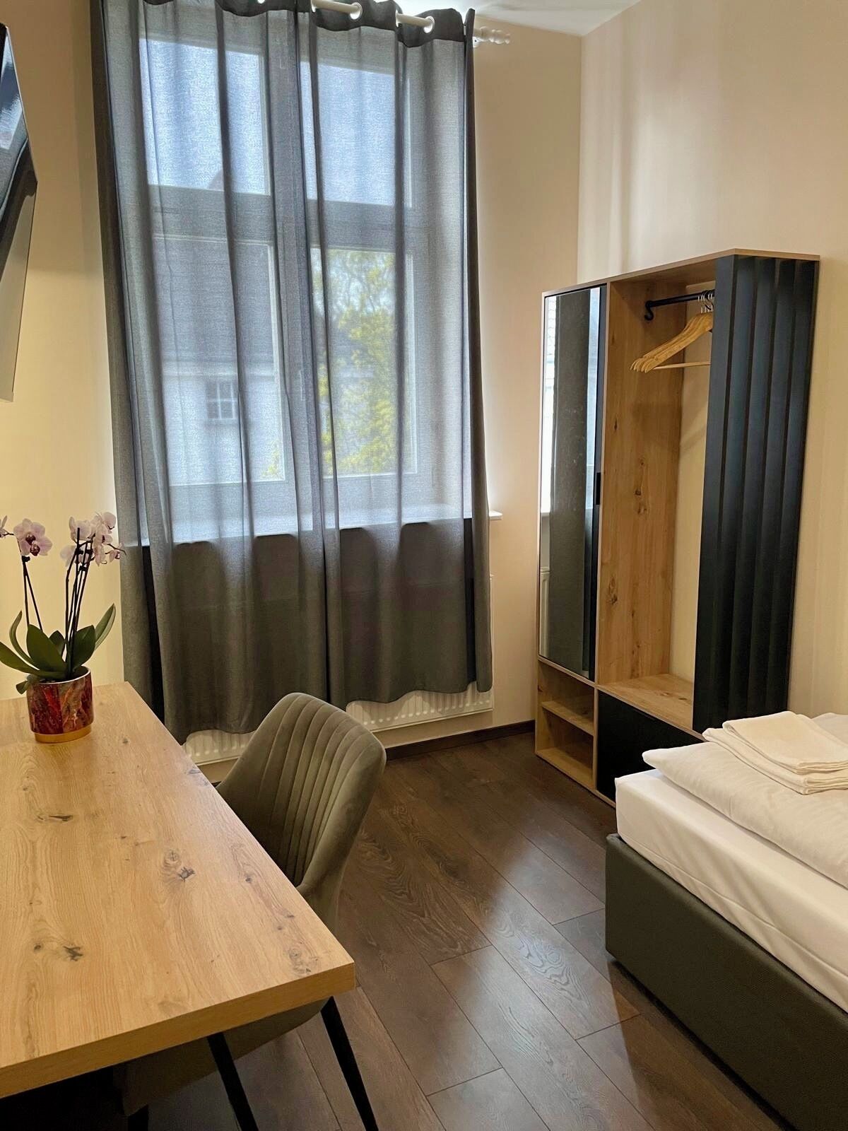 Caja de seguridad en la habitación, escritorio y cunas 