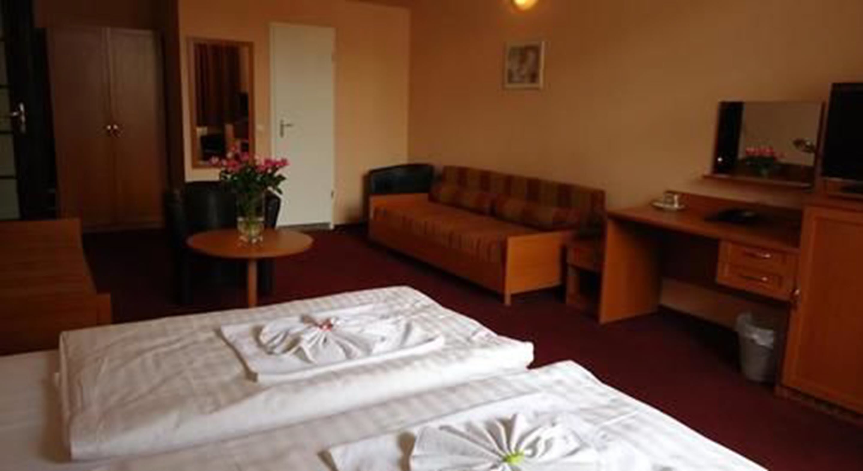 Caja de seguridad en la habitación, escritorio y cunas 