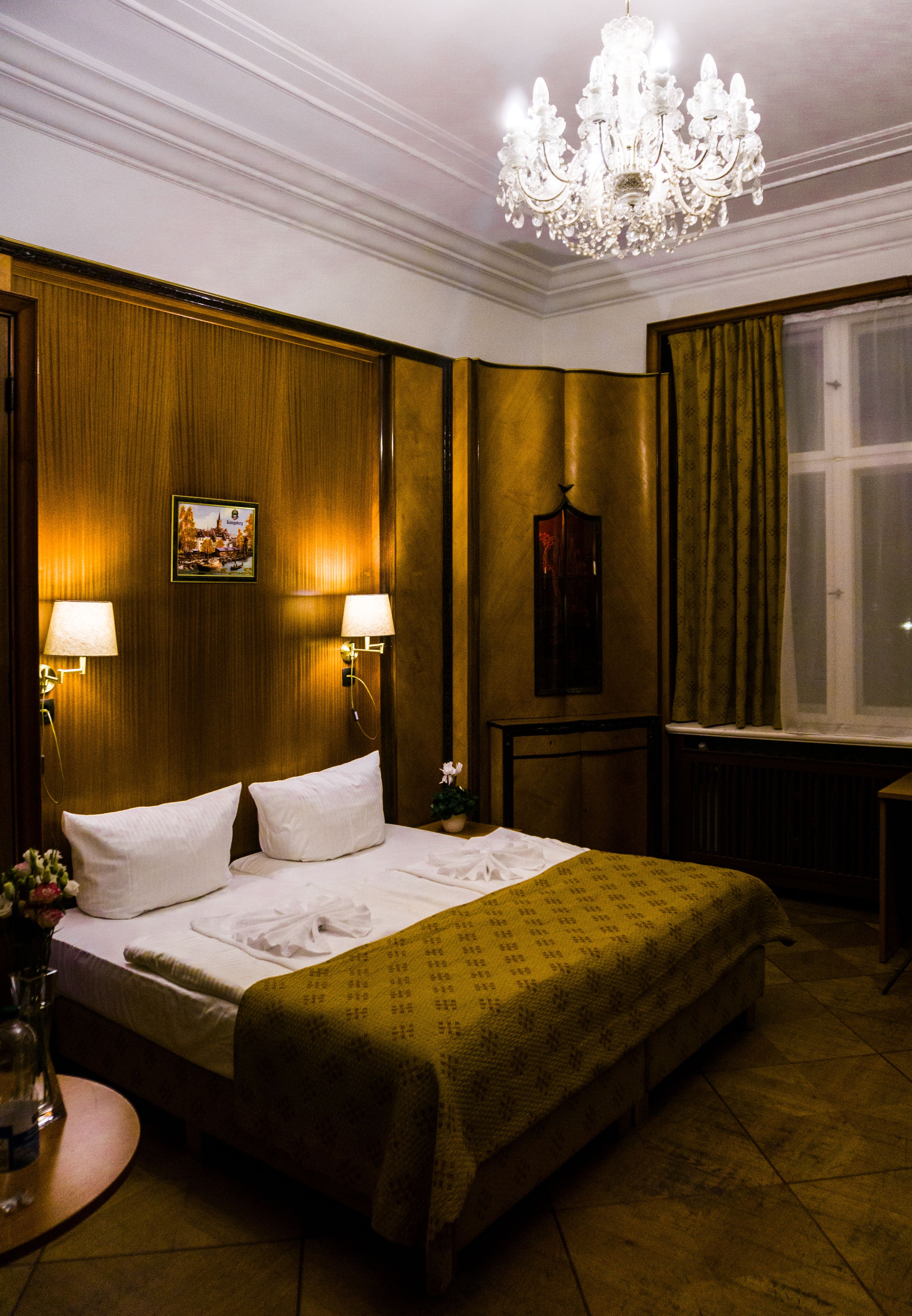 Eenvoudige kamer, 1 twee- of 2 eenpersoonsbedden | Een kluis op de kamer, een bureau, babybedden, extra bedden