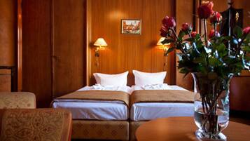 Basic-Doppel- oder -Zweibettzimmer | Zimmersafe, Schreibtisch, Babybetten, Zustellbetten